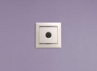 Розетка телевизионная TV СП Valena 1.5дБ 2400МГц с топологией "звезда" механизм бел. IEK 774429