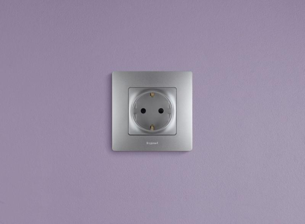 Розетка 1-м СП Etika 16А IP31 250В 2P+E с заземл. защ. шторки немецк. стандарт винтов. клеммы механизм алюм. IEK 672422