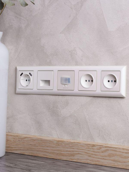 Рамка 5-м BRITE РУ-5-Бр беж./жемчуж. IEK BR-M52-12-1-K10