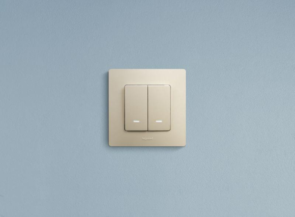 Выключатель 2-кл. СП Etika 10А IP20 250В 10AX с подсветкой/индикацией безвинтов. зажимы механизм сл. кость IEK 672304