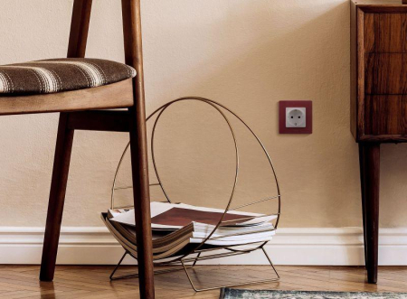 Розетка 1-м СП Etika 16А IP31 250В 2P+E с заземл. защ. шторки немецк. стандарт винтов. клеммы механизм бел. IEK 672222