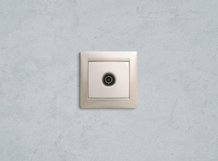 Розетка телевизионная TV СП Valena 1.5дБ 2400МГц с топологией "звезда" механизм бел. IEK 774429