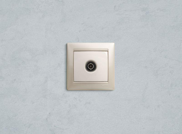 Розетка телевизионная TV СП Valena 1.5дБ 2400МГц с топологией "звезда" механизм бел. IEK 774429