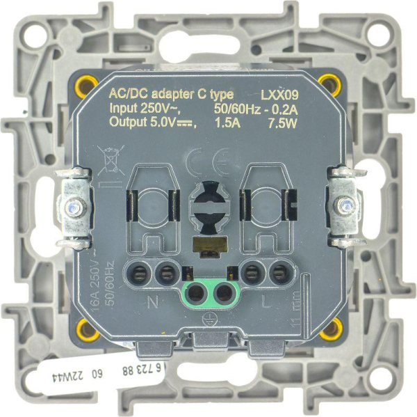 Розетка USB C Etika 16А 250В 1500мА 7.5Вт с заземл. защ. шторки безвинт. зажимы сл. кость IEK 672388