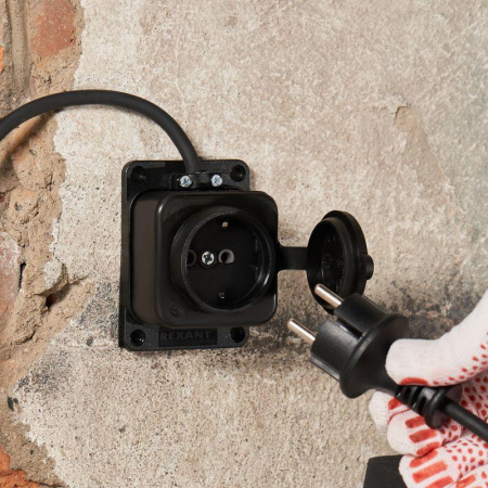 Розетка влагозащищенная с крышкой 1 гнездо, с/з, 16А, IP54, каучук, черная REXANT