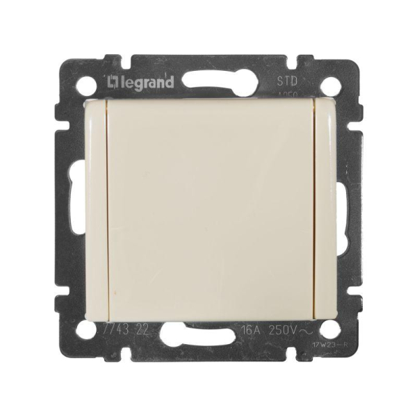 Розетка 1-м СП Valena 16А IP21 2P+E с заземл. защ. шторки с крышкой винты механизм сл. кость IEK 774322