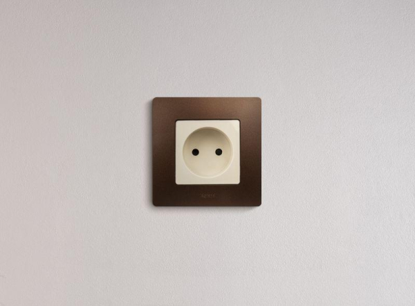 Розетка 1-м СП Etika 16А IP31 250В 2P без заземл. защ. шторки немецк. стандарт винтов. клеммы механизм сл. кость IEK 672334