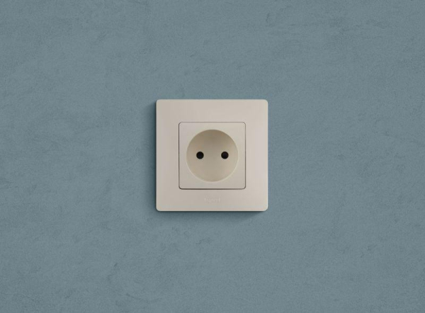 Розетка 1-м СП Etika 16А IP31 250В 2P без заземл. защ. шторки немецк. стандарт винтов. клеммы механизм сл. кость IEK 672334