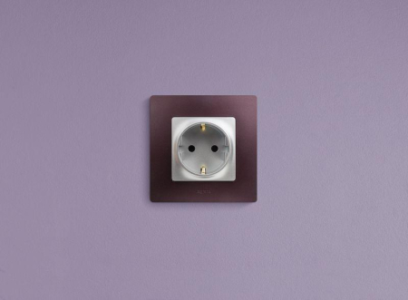 Розетка 1-м СП Etika 16А IP31 250В 2P+E с заземл. защ. шторки немецк. стандарт винтов. клеммы механизм алюм. IEK 672422