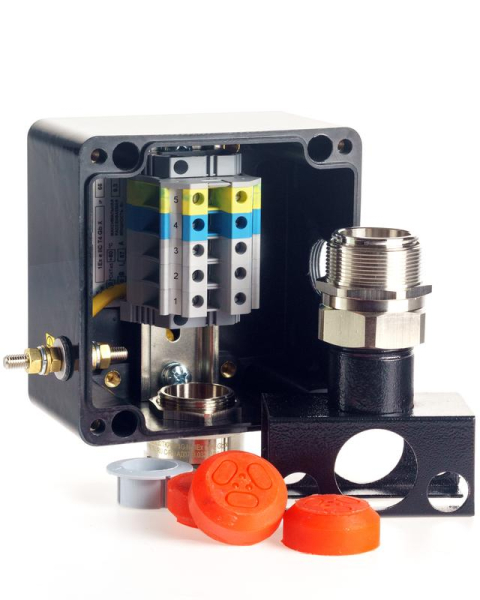 Коробка клеммная взрывозащ. на осн. модульн. упр. устройства MT с метал.опорой для подключ. 1-3 плоск. греющих кабелей или 1-3 сигнал. кабелей d1-3мм 1 резьб. отв. под М25x1.5 клем. колодка 5 модулей 10кв.мм Extherm sborka 1PM/3D