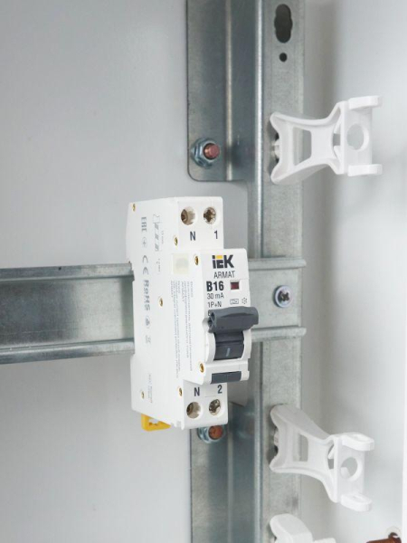 Выключатель автоматический дифференциального тока 2п (1P+N) B 16А 30мА тип A АВДТ B06S 18мм ARMAT IEK AR-B06S-1N-B16A030