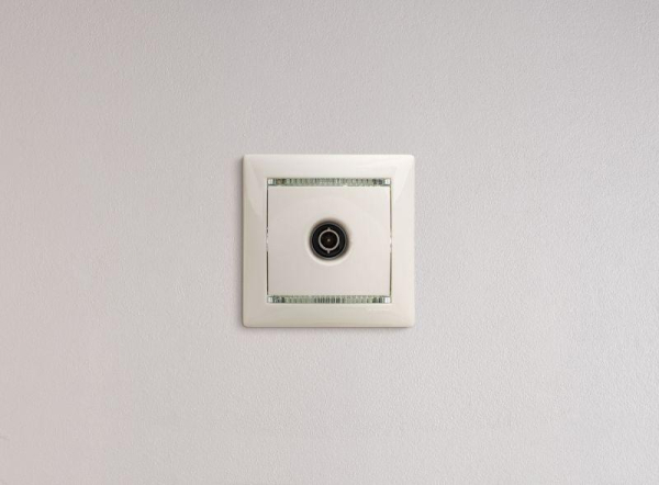 Розетка телевизионная TV СП Valena 1.5дБ 2400МГц с топологией "звезда" механизм бел. IEK 774429