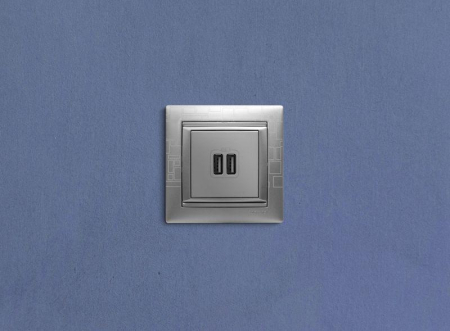 Розетка USB 2-м СП Valena алюм. IEK 770270