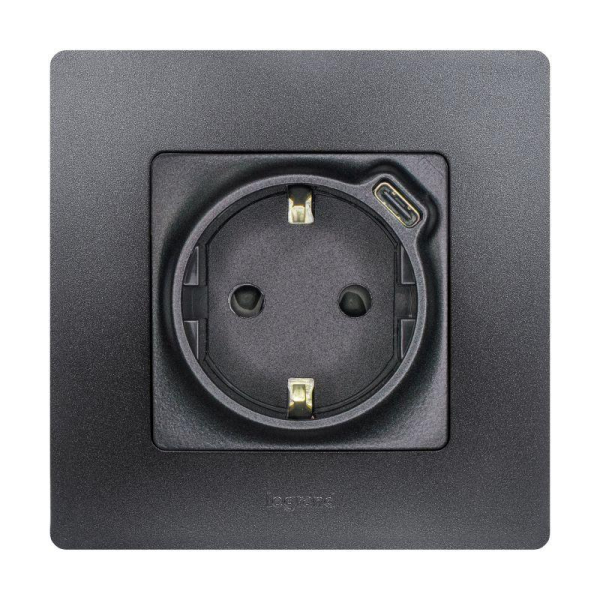 Розетка USB C Etika 16А 250В 1500мА 7.5Вт с заземл. защ. шторки безвинт. зажимы антрацит IEK 672688