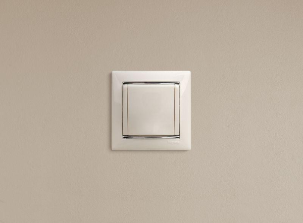 Розетка 1-м СП Valena 16А IP21 2P+E с заземл. защ. шторки с крышкой винты механизм бел. IEK 774422