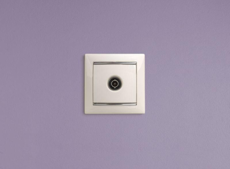 Розетка телевизионная TV СП Valena 1.5дБ 2400МГц с топологией "звезда" механизм бел. IEK 774429