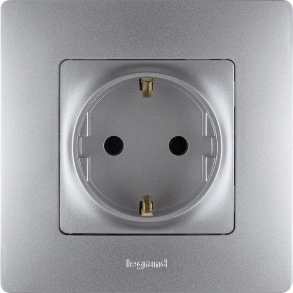 Розетка 1-м СП Etika 16А IP20 250В 2P+E с заземл. немецк. стандарт винтов. клеммы механизм алюм. IEK 672421