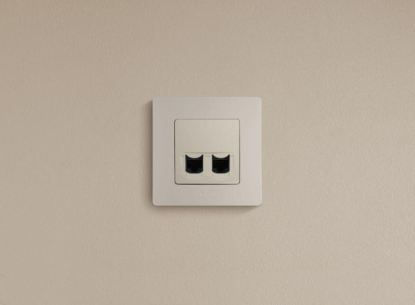 Розетка компьютерная 2-м СП Etika RJ45 кат.5E UTP механизм сл. кость IEK 672355