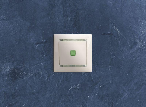 Выключатель 1-кл. СП Valena 10А IP31 250В с зел. индикацией механизм бел. IEK 774410