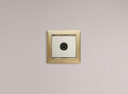 Розетка телевизионная TV СП Valena 1.5дБ 2400МГц с топологией "звезда" механизм сл. кость IEK 774329