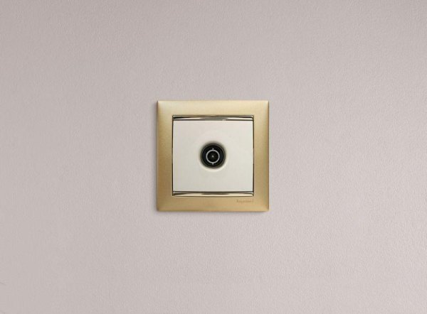 Розетка телевизионная TV СП Valena 1.5дБ 2400МГц с топологией "звезда" механизм сл. кость IEK 774329