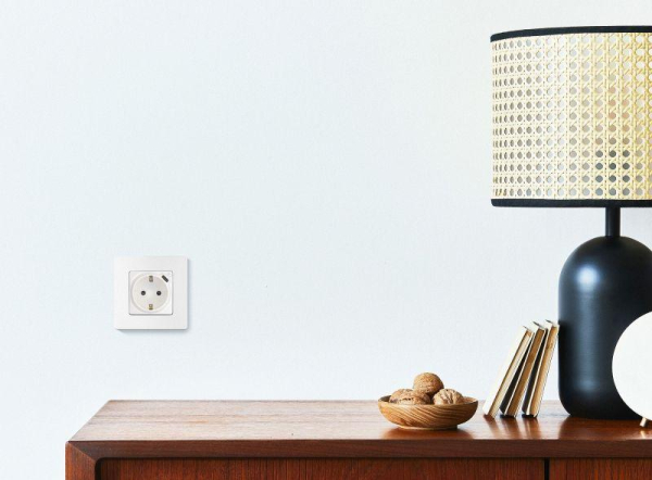 Розетка USB C Etika 16А 250В 1500мА 7.5Вт с заземл. защ. шторки безвинт. зажимы бел. IEK 672288