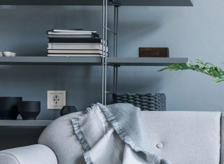 Розетка 1-м СП Valena 16А IP21 с заземл. на винтах механизм бел. IEK 774420