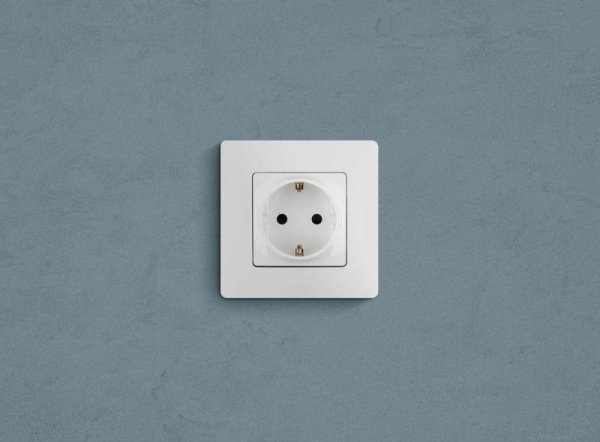 Розетка 1-м СП Etika 16А IP31 250В 2P+E с заземл. защ. шторки немецк. стандарт винтов. клеммы механизм бел. IEK 672222