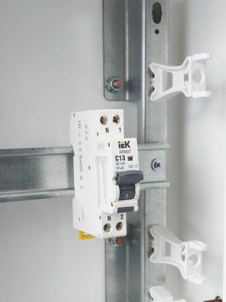 Выключатель автоматический дифференциального тока 2п (1P+N) C 13А 30мА тип A АВДТ B06S 18мм ARMAT IEK AR-B06S-1N-C13A030