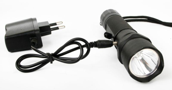 Фонарь аккумуляторный E145 CREE 1Вт фокус 3 режима 220В пластик. черн. (бокс) Ultraflash 12352