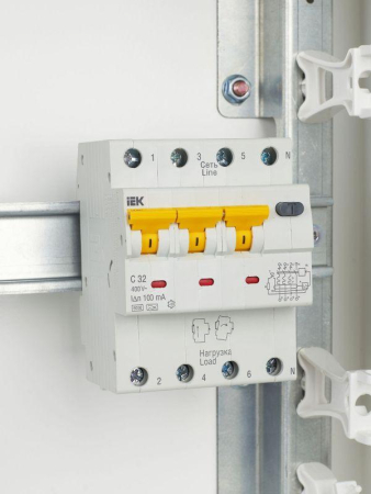 Выключатель автоматический дифференциального тока 4п (3P+N) C 32А 100мА тип A 6кА АВДТ-34 KARAT IEK MAD22-6-032-C-100