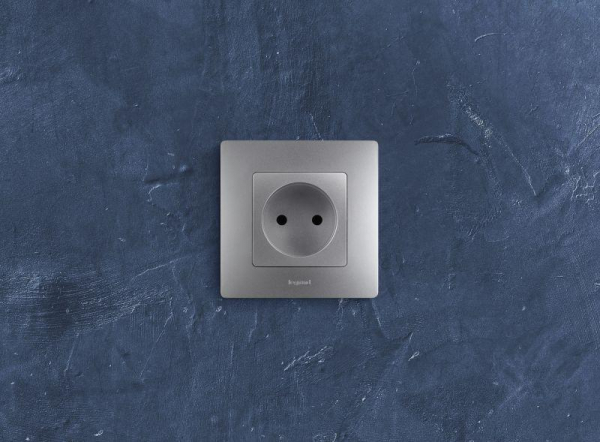 Розетка 1-м СП Etika 16А IP31 250В 2P без заземл. защ. шторки немецк. стандарт винтов. клеммы механизм алюм. IEK 672434