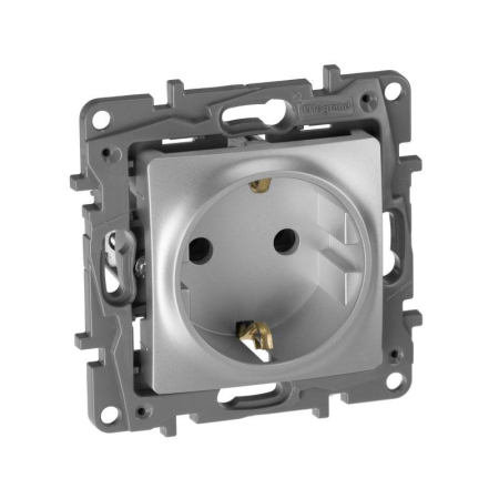 Розетка 1-м СП Etika 16А IP20 250В 2P+E с заземл. немецк. стандарт винтов. клеммы механизм алюм. IEK 672421